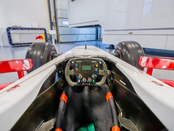 Do kupienia wyścig&oacute;wka z debiutu Toyoty w Formule 1